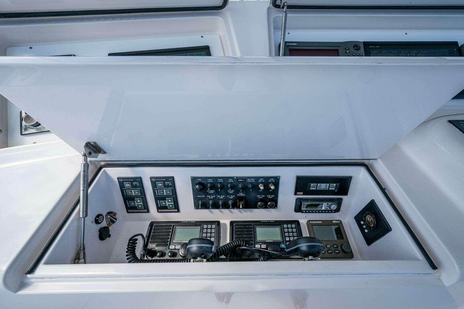 2006 Viking 52 Convertible - Image 21
