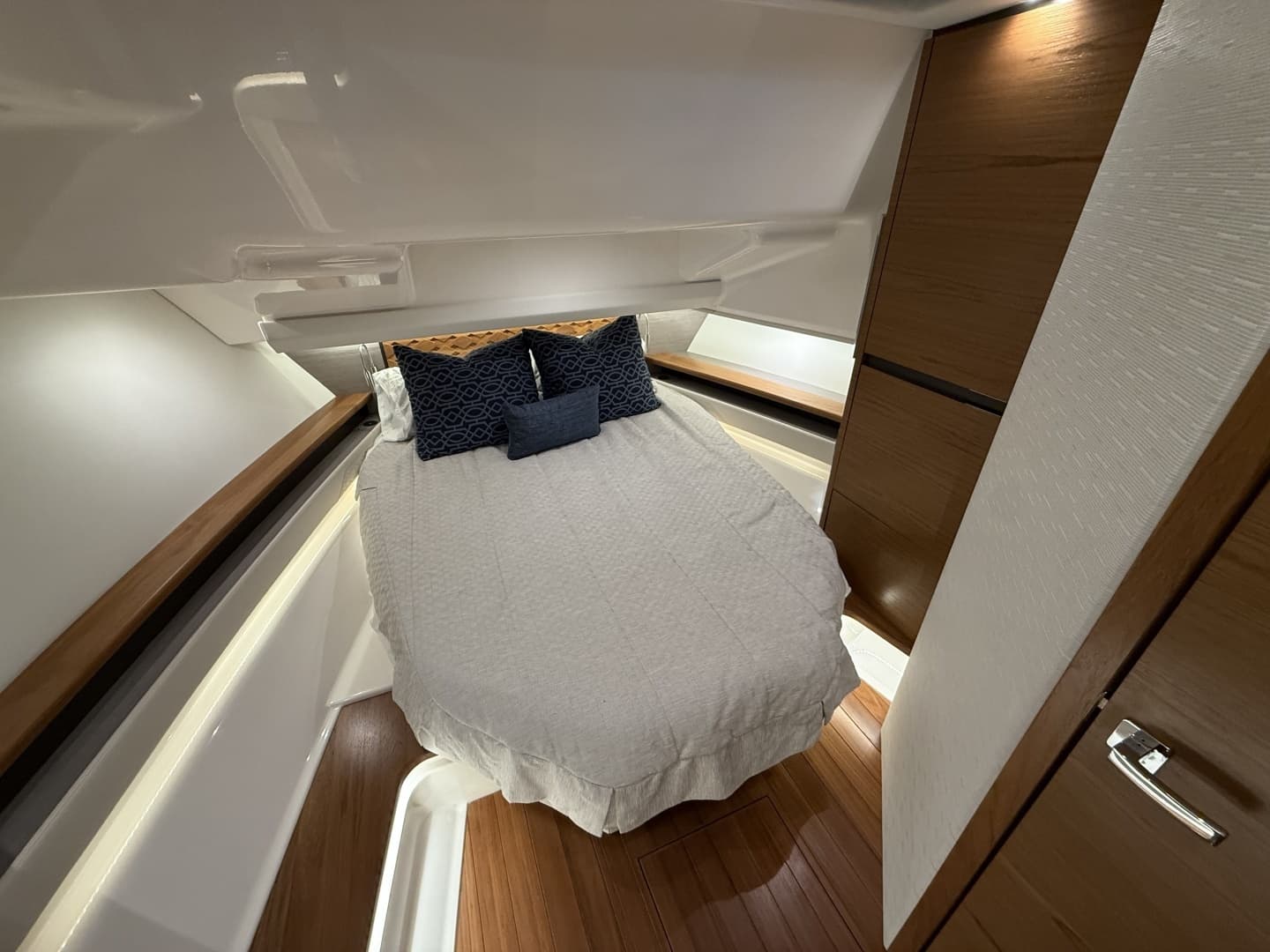 2023 Tiara Yachts 48 LS - Image 18