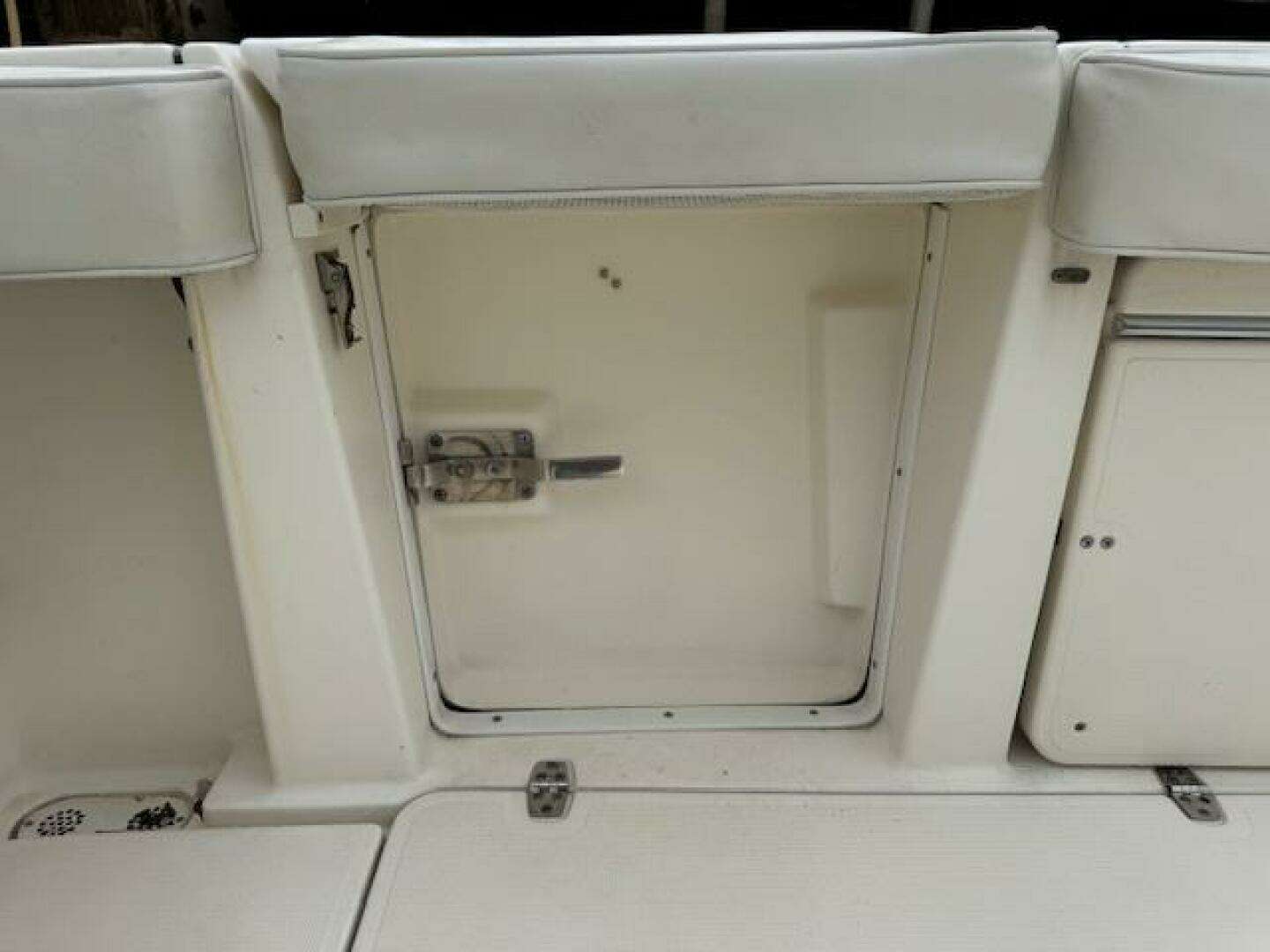 2002 Pursuit 3000 Express - Image 10