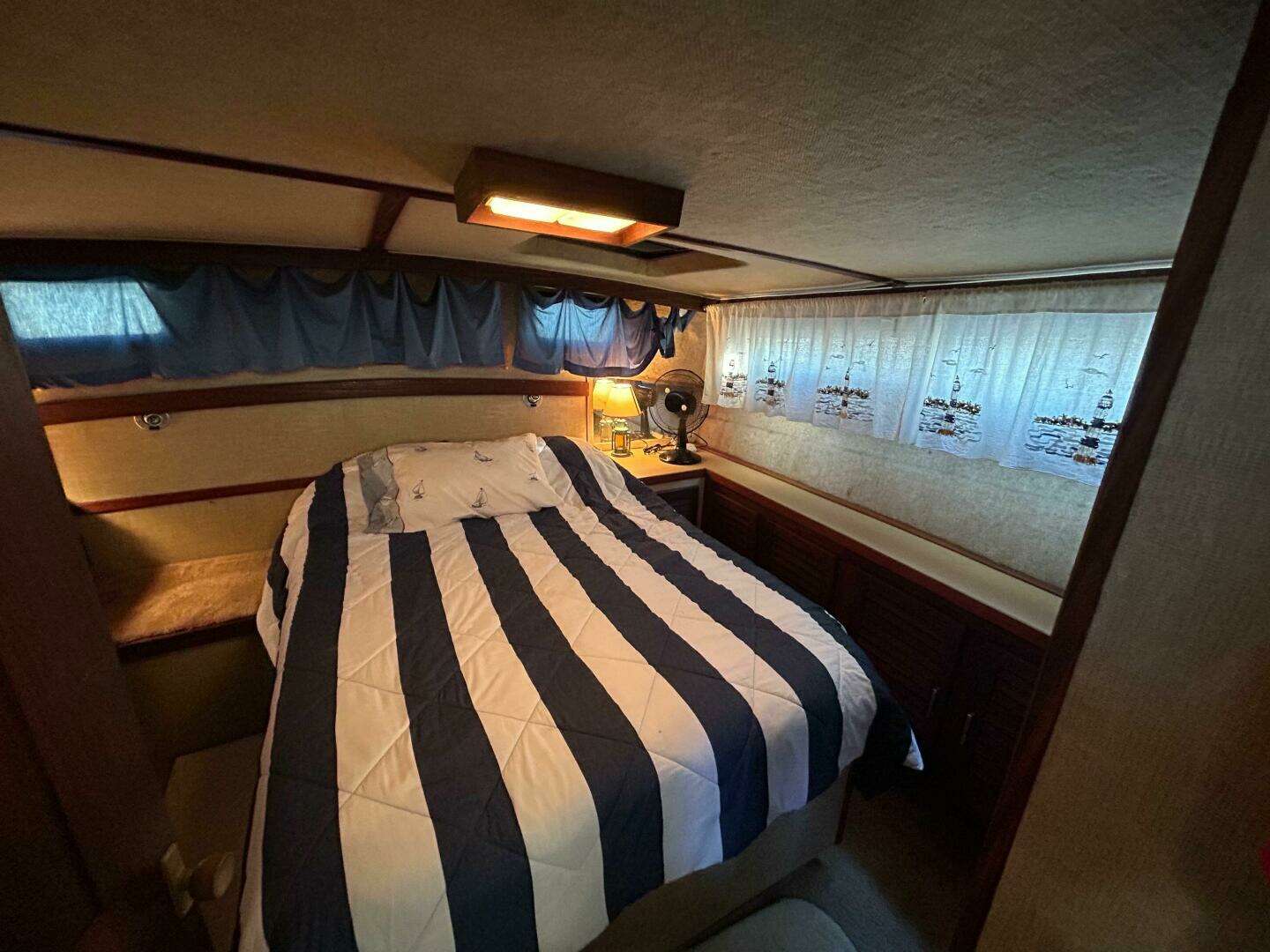 1982 Silverton 40 Aft Cabin - Image 12