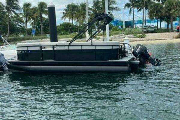 2024 Vision WX Tritoon - Image 1