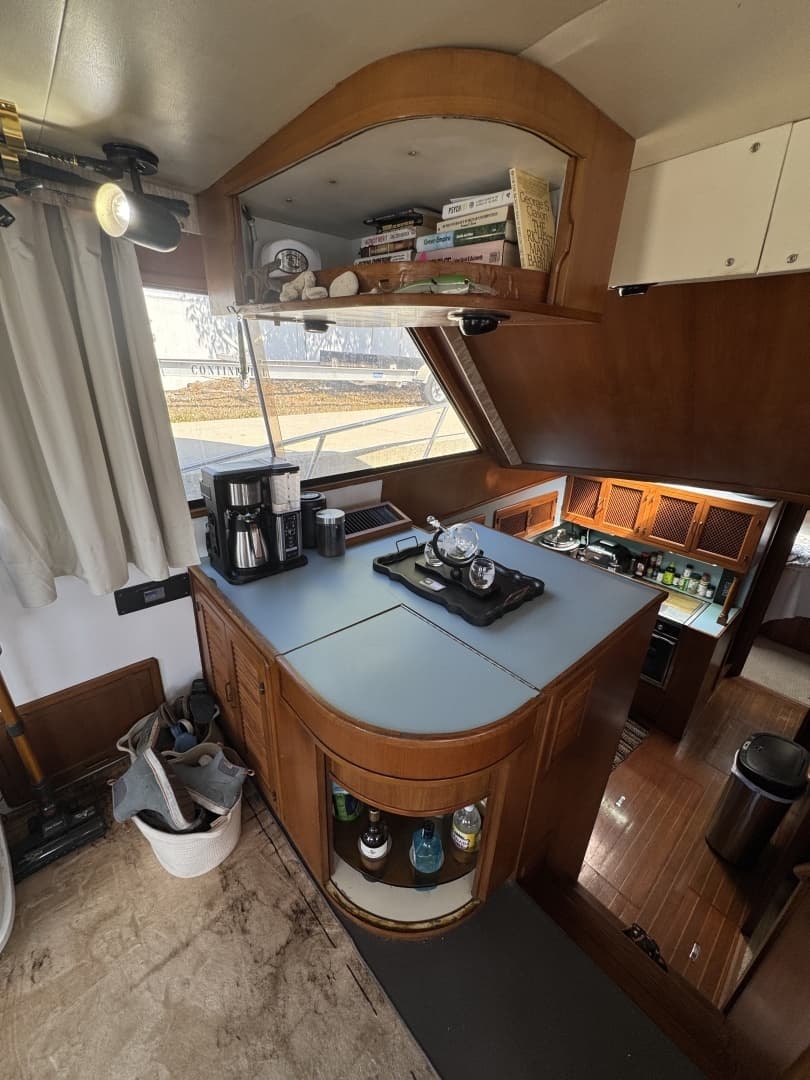 1989 Ricker 48 Convertible - Image 28