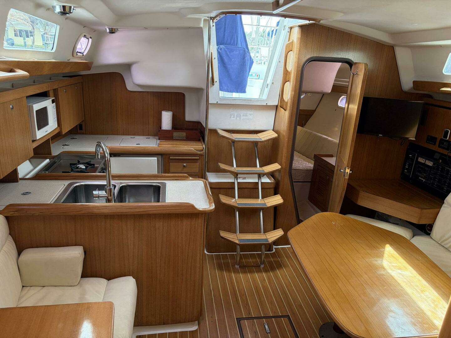 2004 Catalina 350 - Image 25