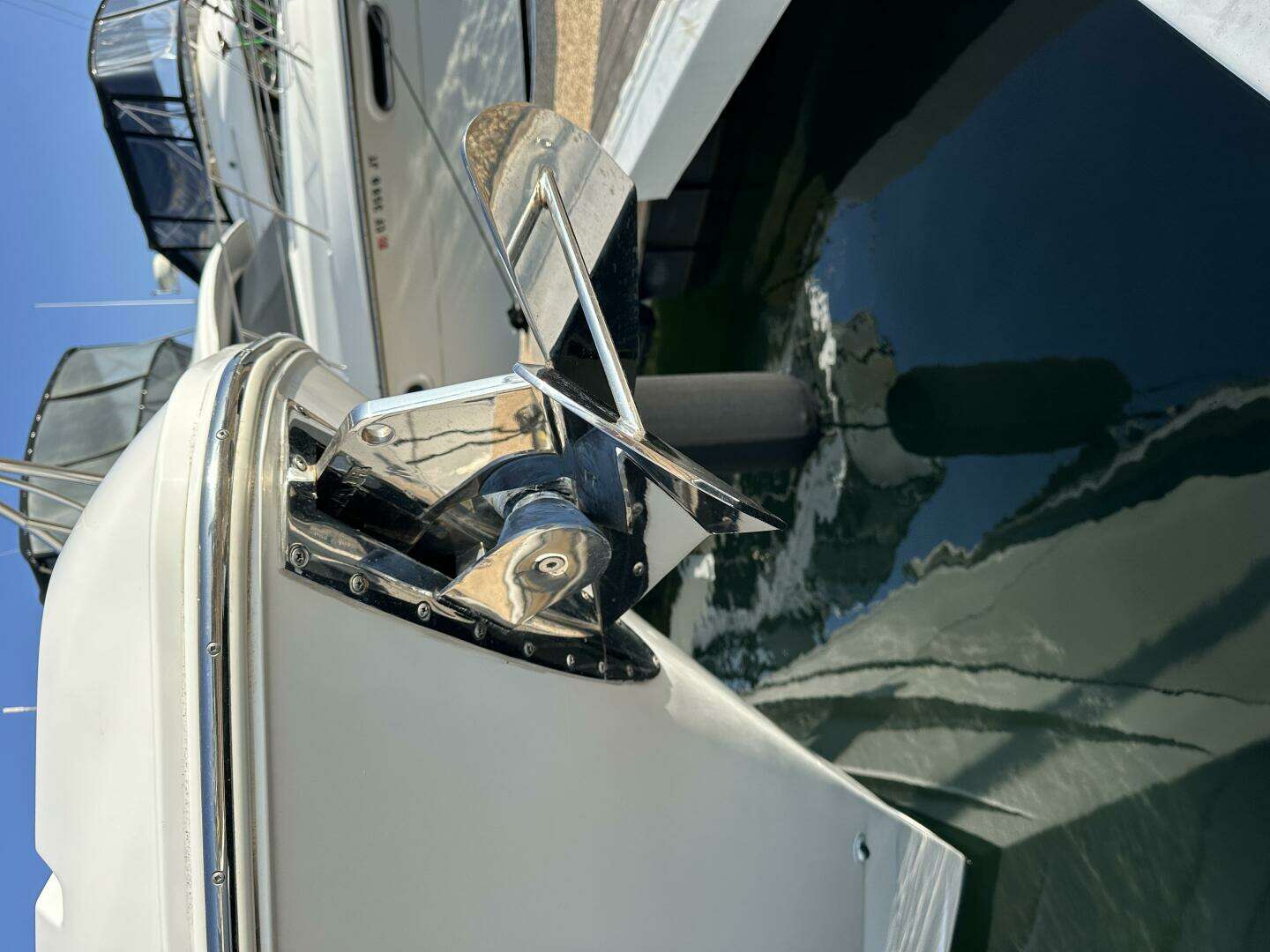 2017 Cruisers Yachts 390 Express Coupe - Image 16