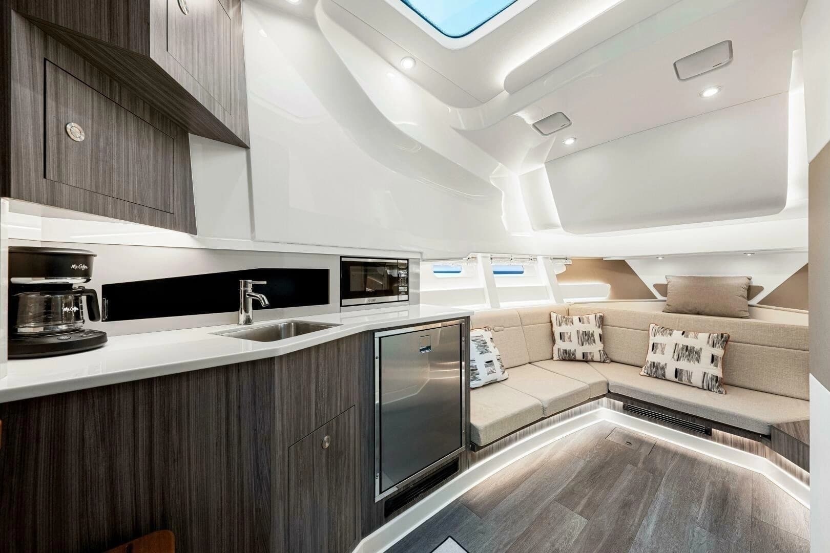 2022 Sea Ray 370 Sundancer - Image 5