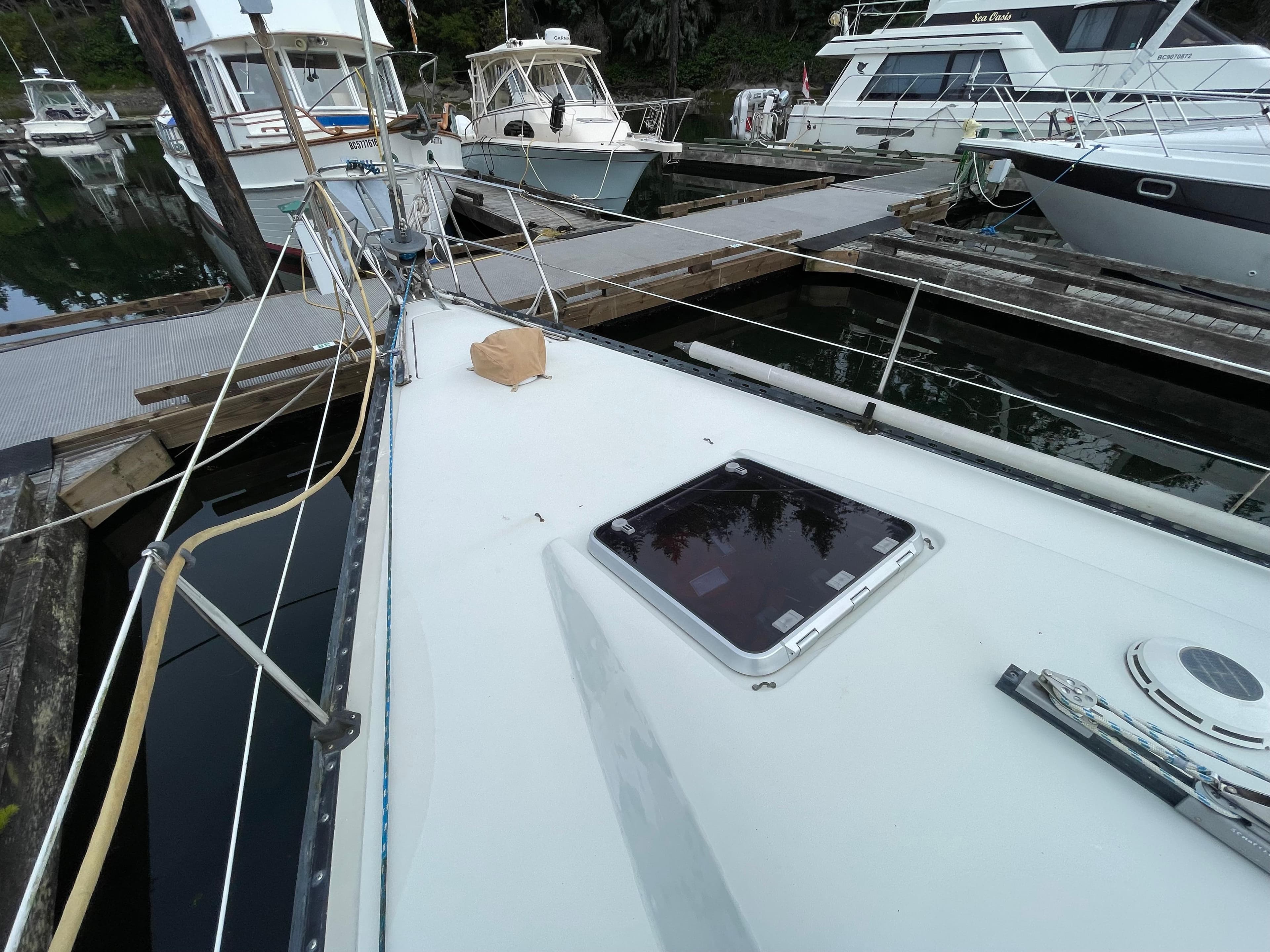 Sailboat C&C 37/40+ (1989) docked at marina, surrounded by other boats.
