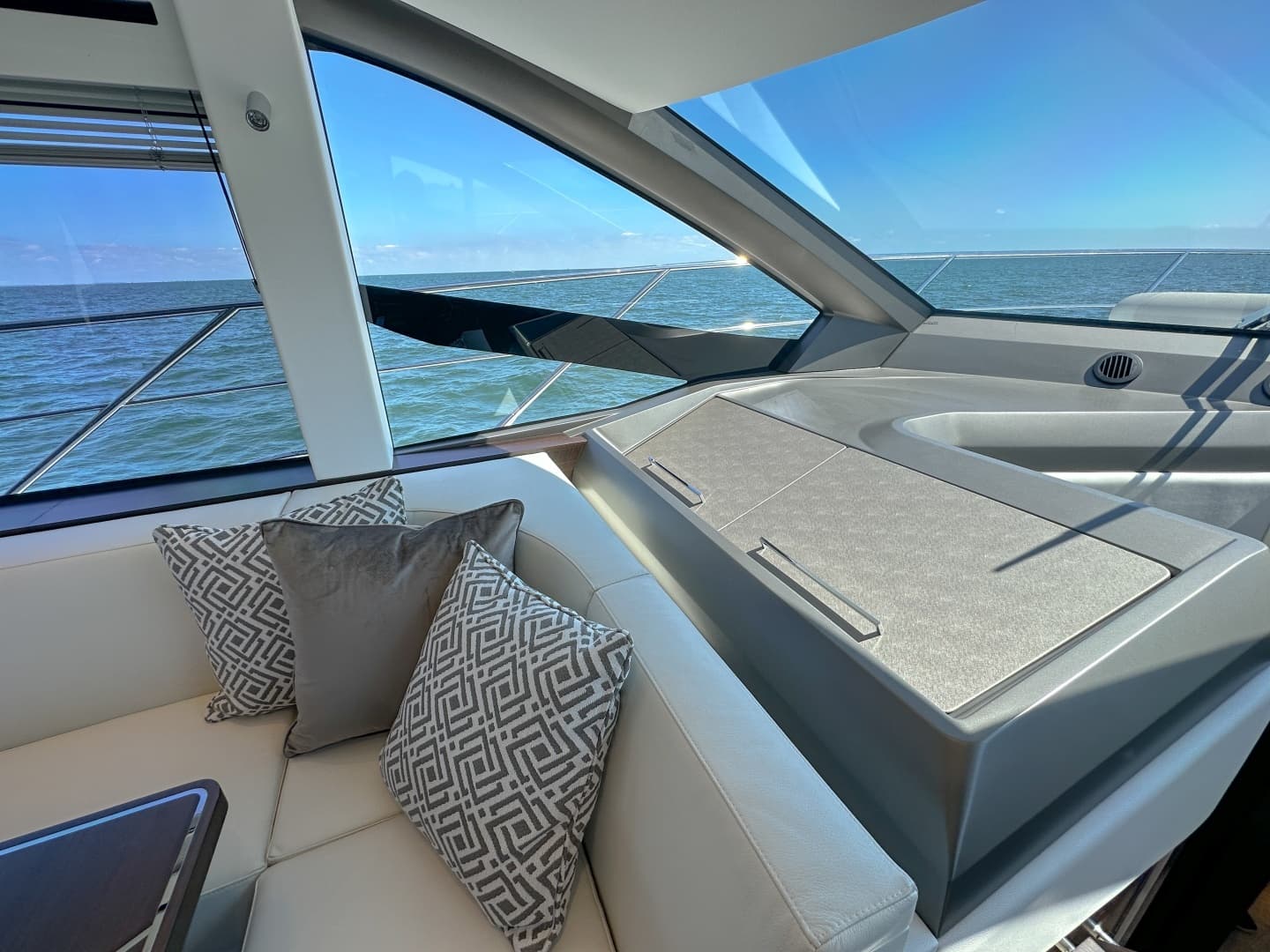 2024 Sunseeker 55 Manhattan - Image 50