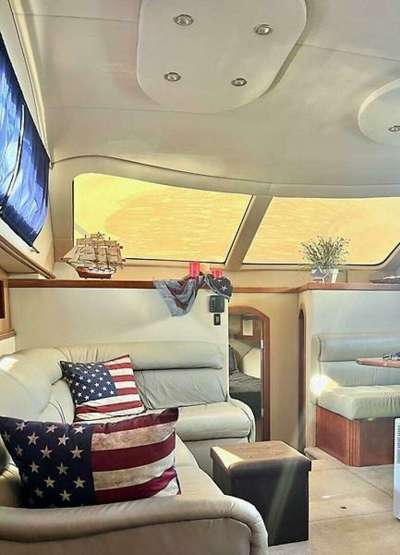 2004 Cruisers Yachts 405 Express Motoryacht - Image 24