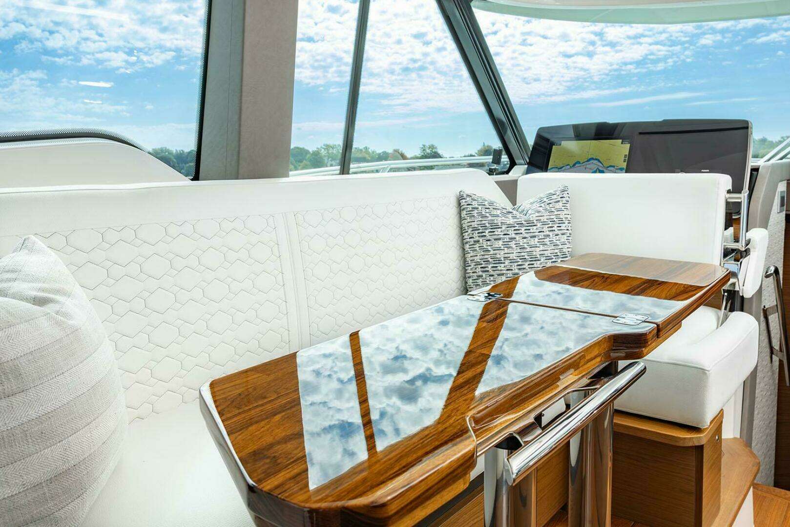 2026 Tiara Yachts 43 LE - Image 12