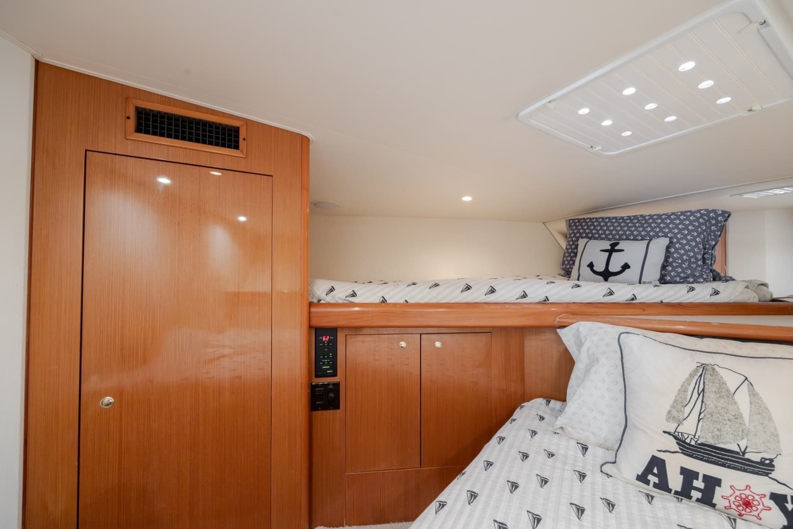 2000 Viking 55 Convertible - Image 47