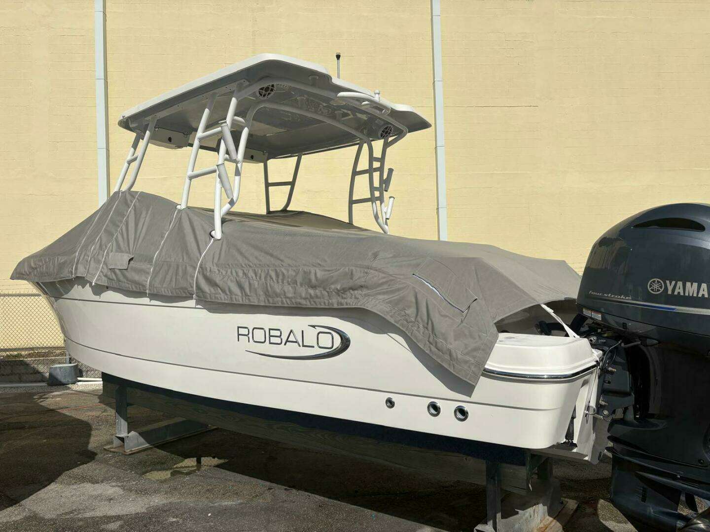 2021 Robalo R247 Dual Console - Image 2