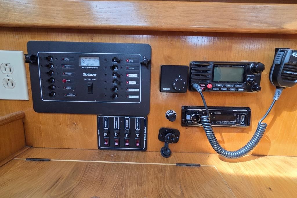 Electrical panel & VHF at nav station