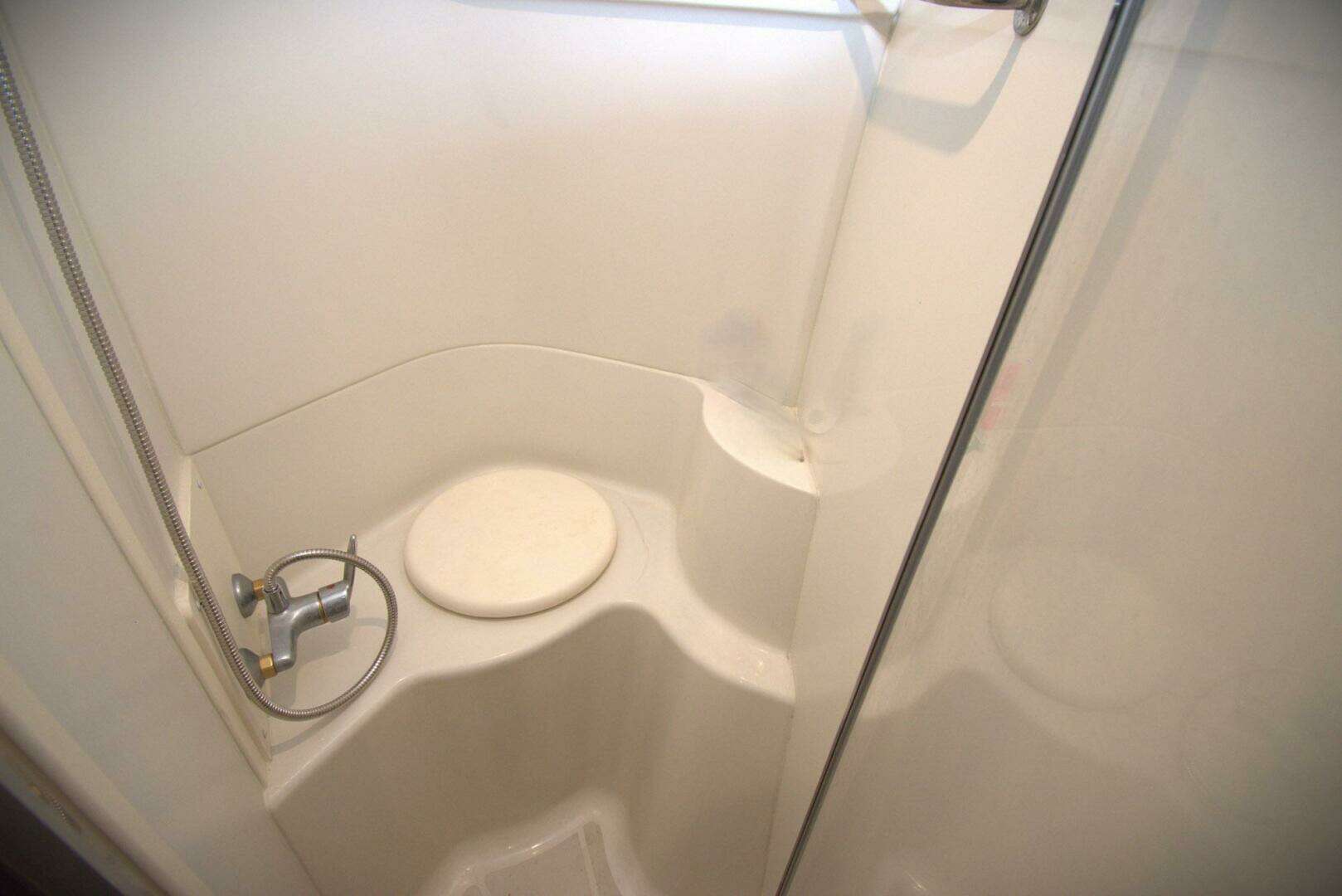 2005 Carver 444 Cockpit Motor Yacht - Image 37