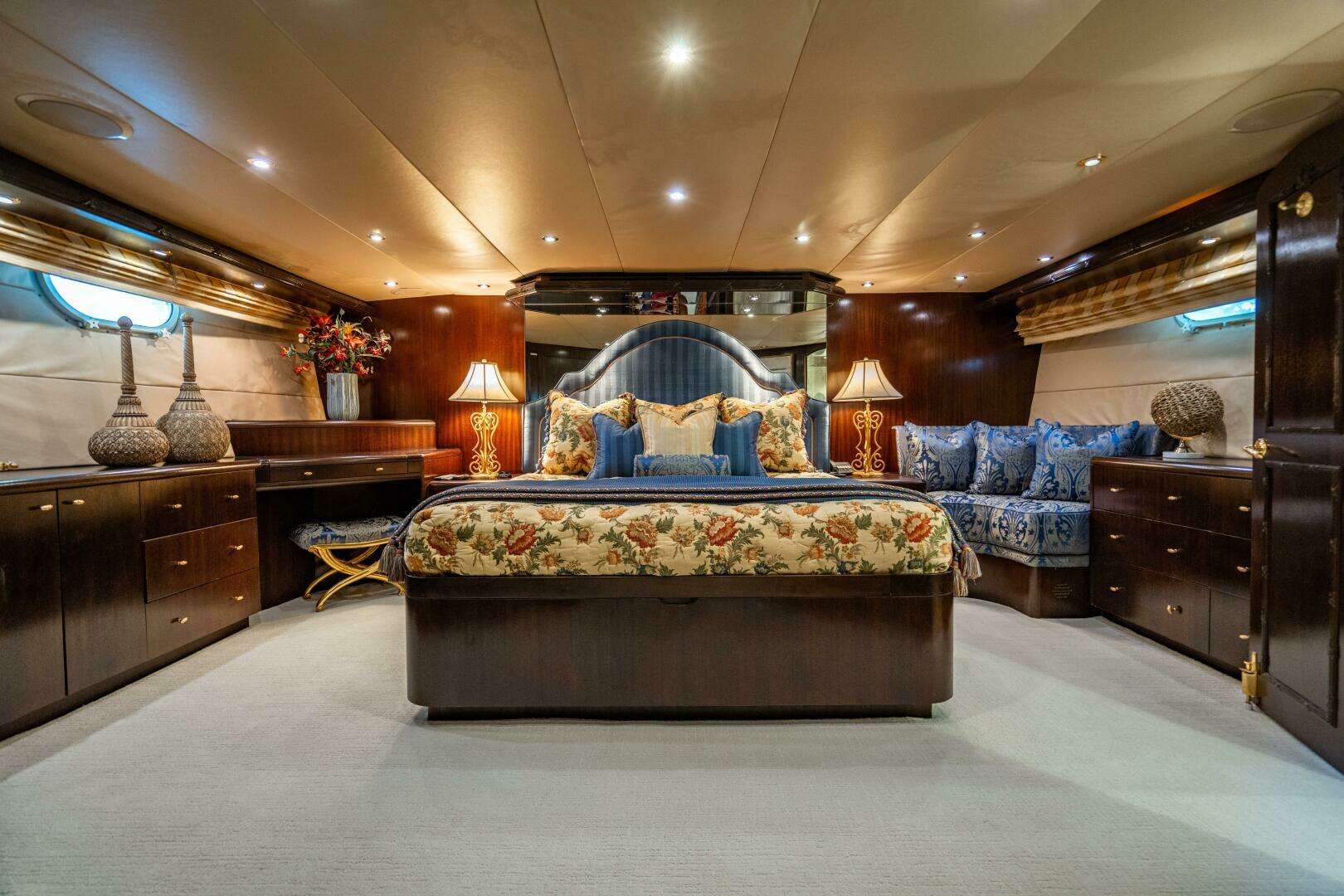 2001 Hatteras 100 Motor Yacht - Image 47