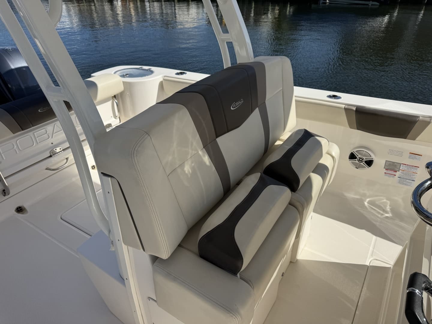 2020 Robalo R272 Center Console - Image 15