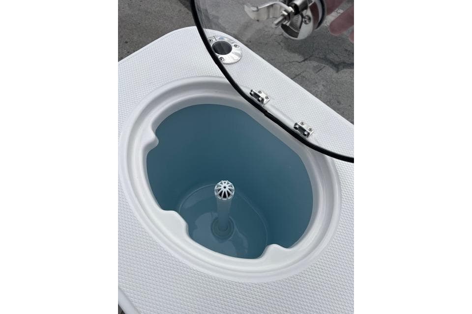 Livewell on 2026 Robalo R270 Center Console boat, featuring a white textured lid.