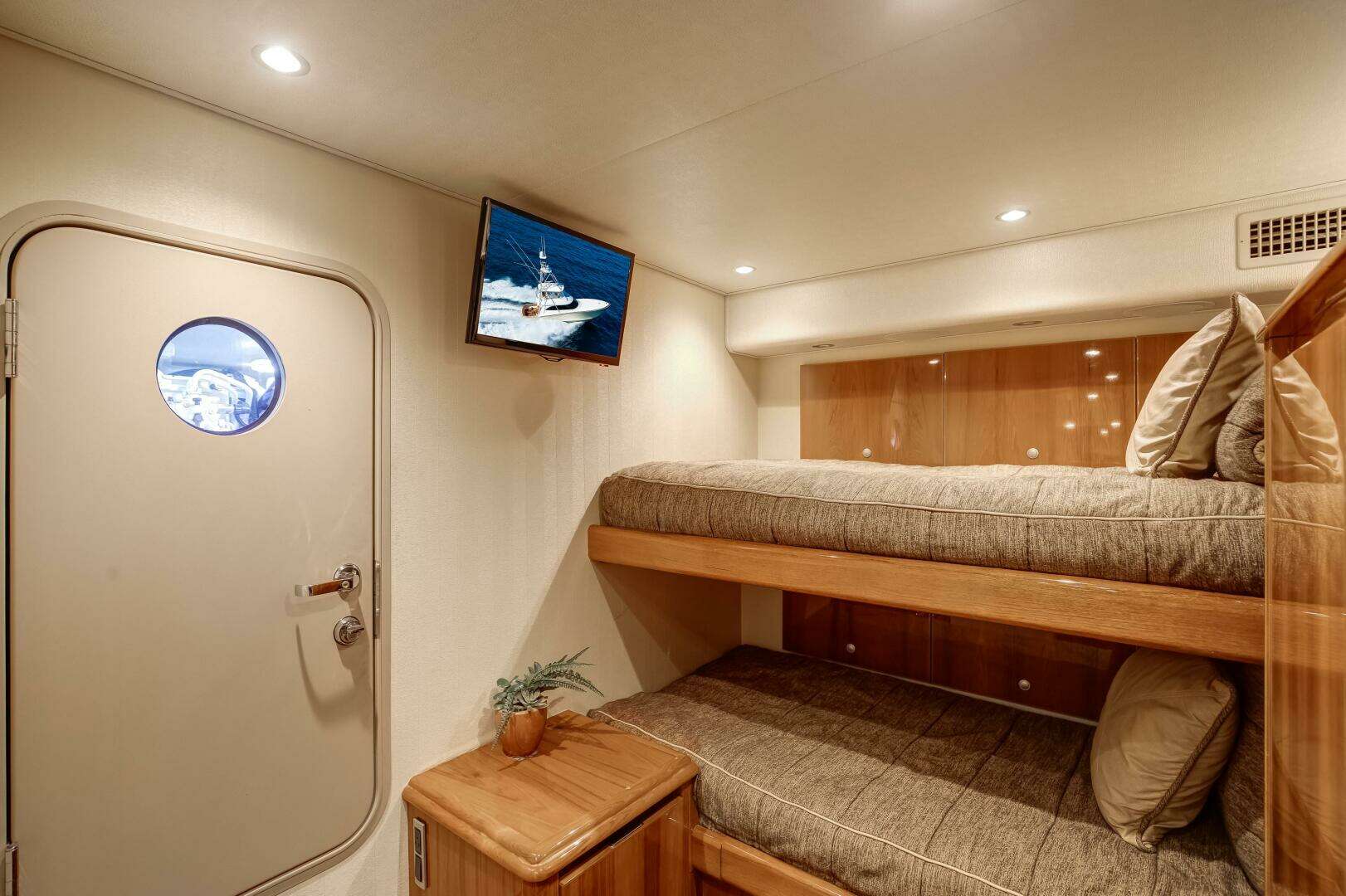 2015 Viking 70 Convertible - Image 13