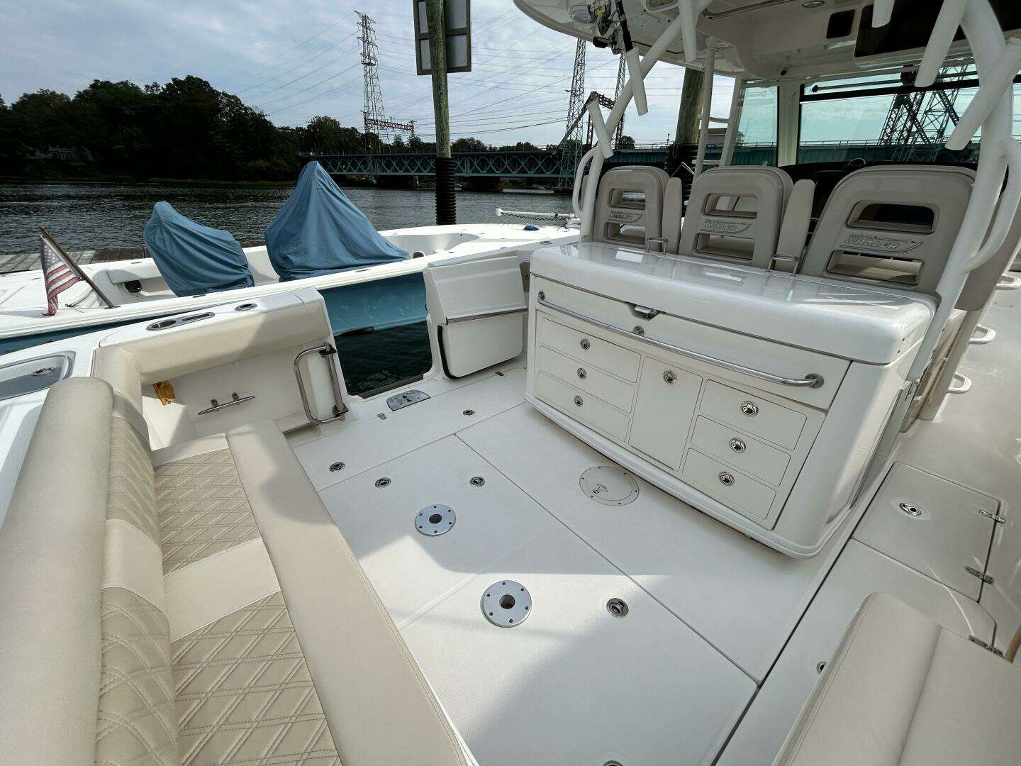 2017 Boston Whaler 370 Outrage - Image 9