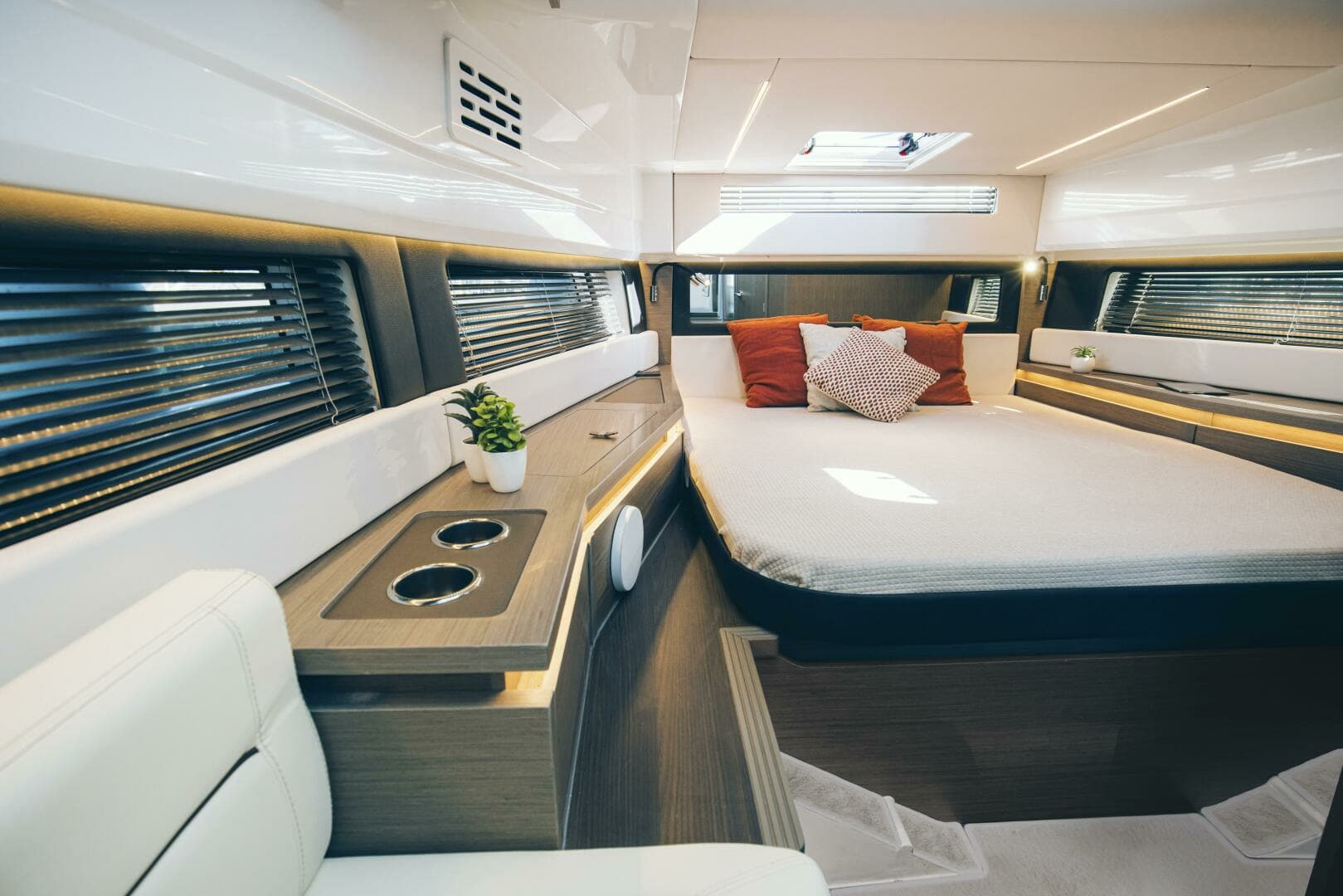 2025 Wellcraft 38 Explorer - Image 10