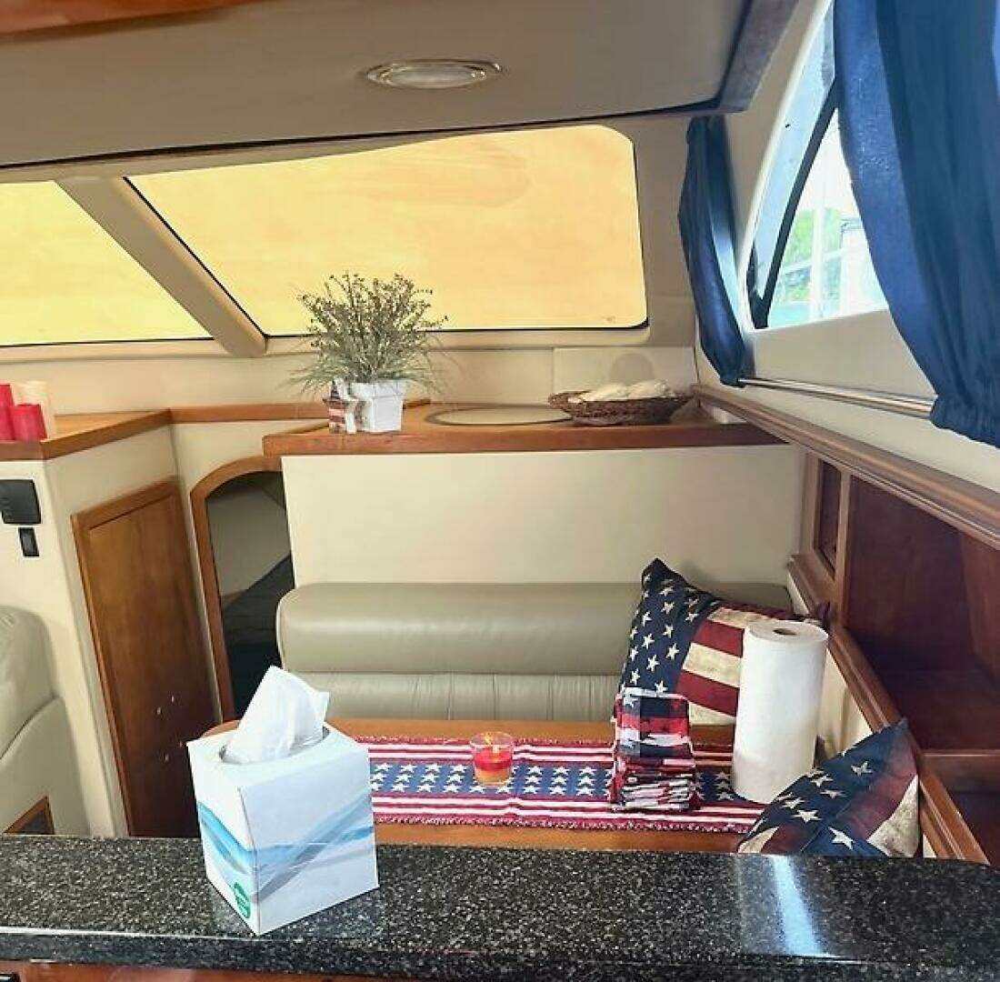 2004 Cruisers Yachts 405 Express Motoryacht - Image 14