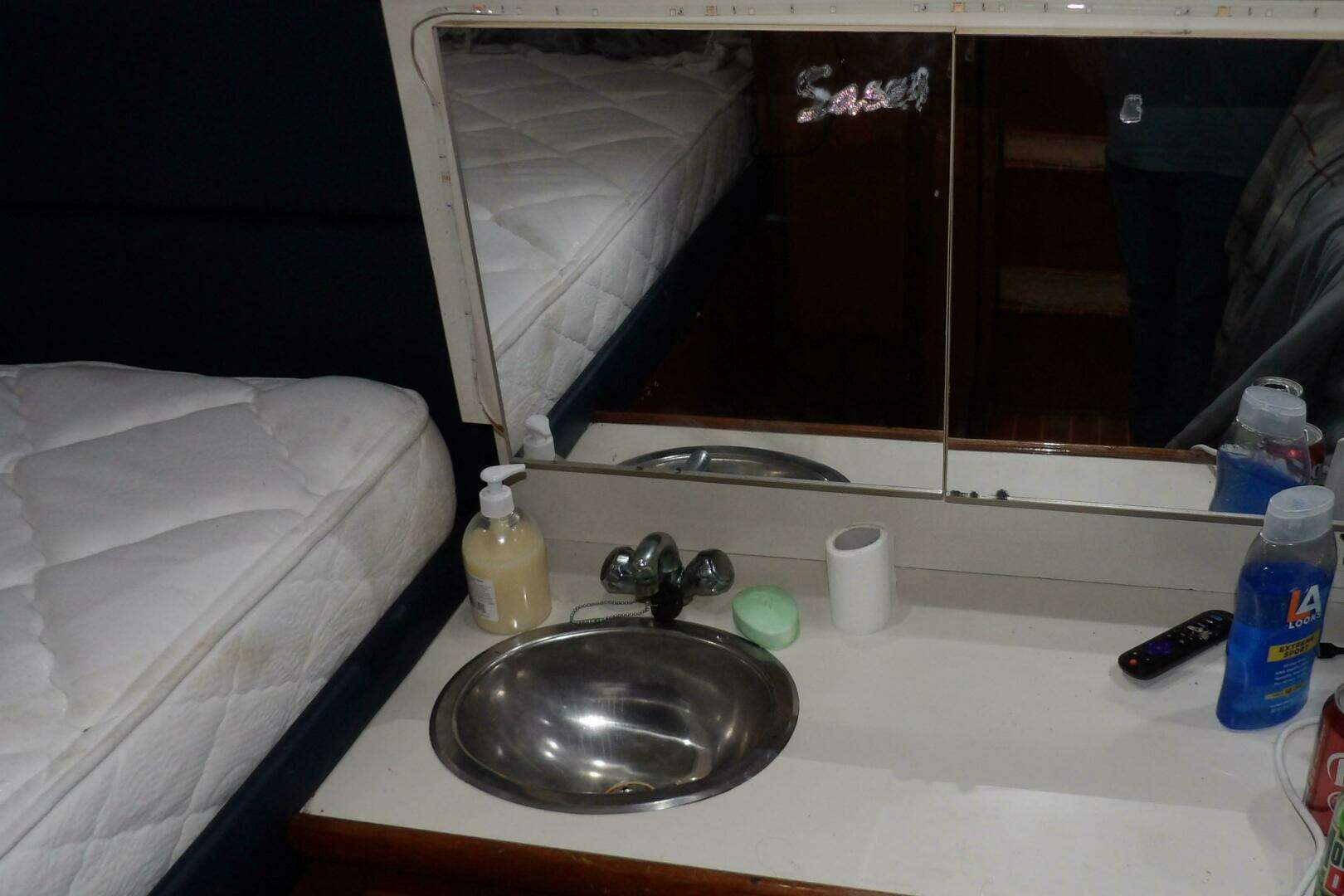 1992 Carver 28 Aft Cabin Motor Yacht - Image 28