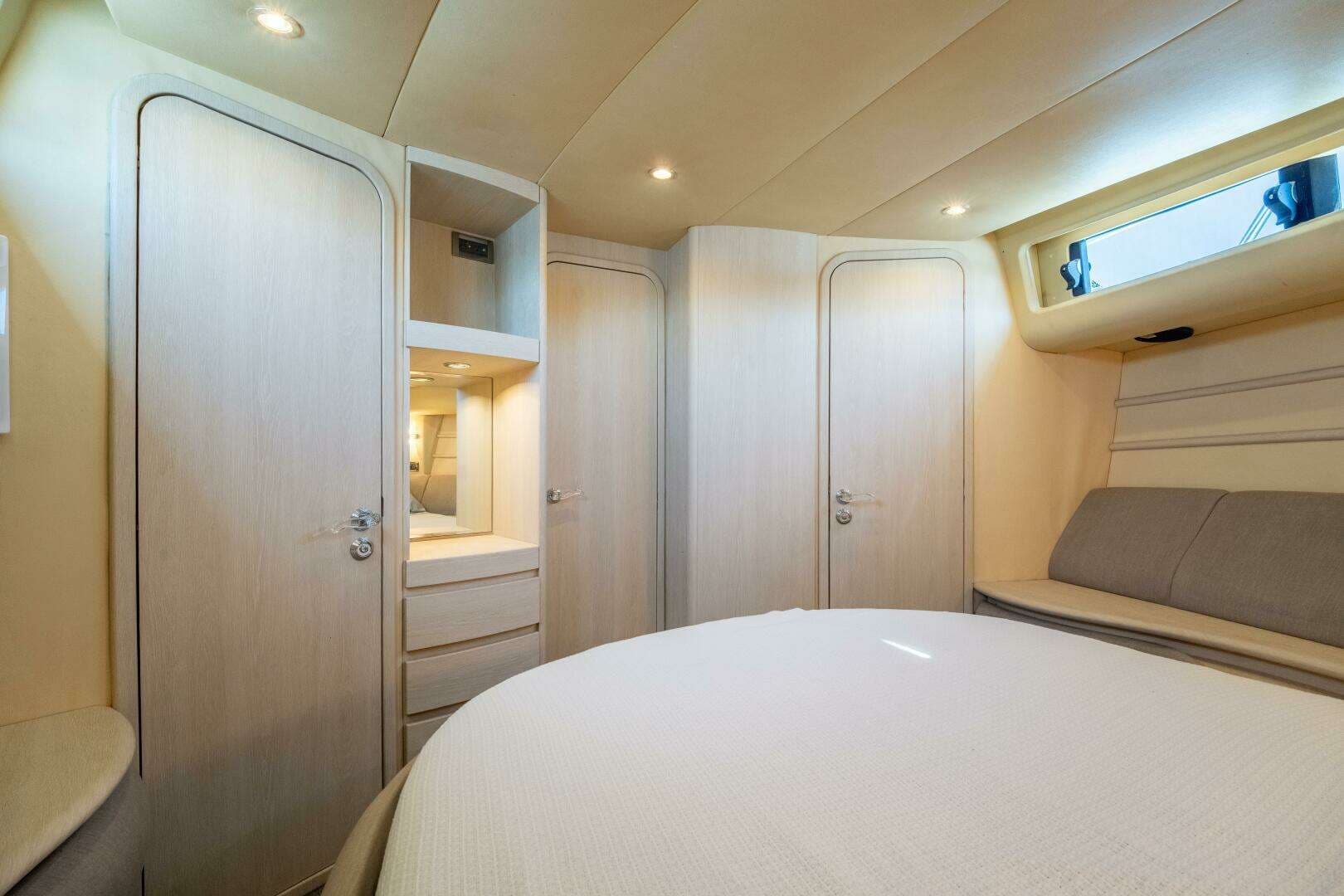 2001 Azimut 46 - Image 60