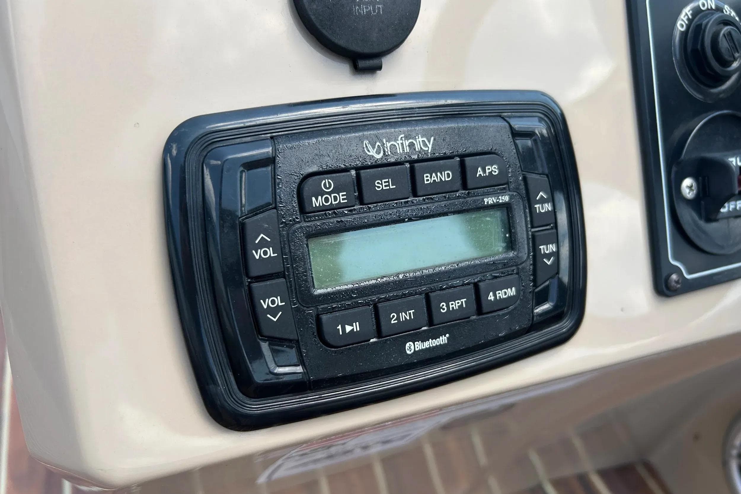 Infinity audio system on 2014 Crest 230 Crest II SLC boat dashboard.