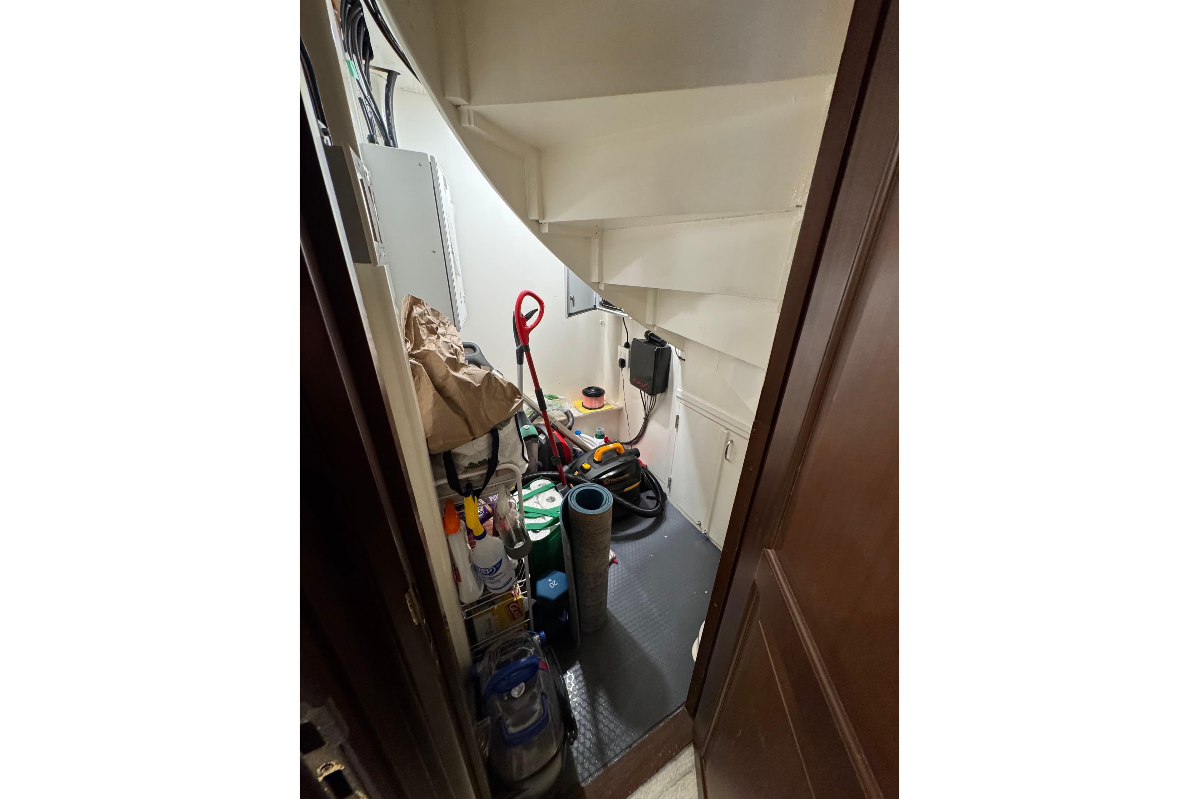 Small storage room with cleaning supplies and tools, Doogersbank Vipack 2001 model.