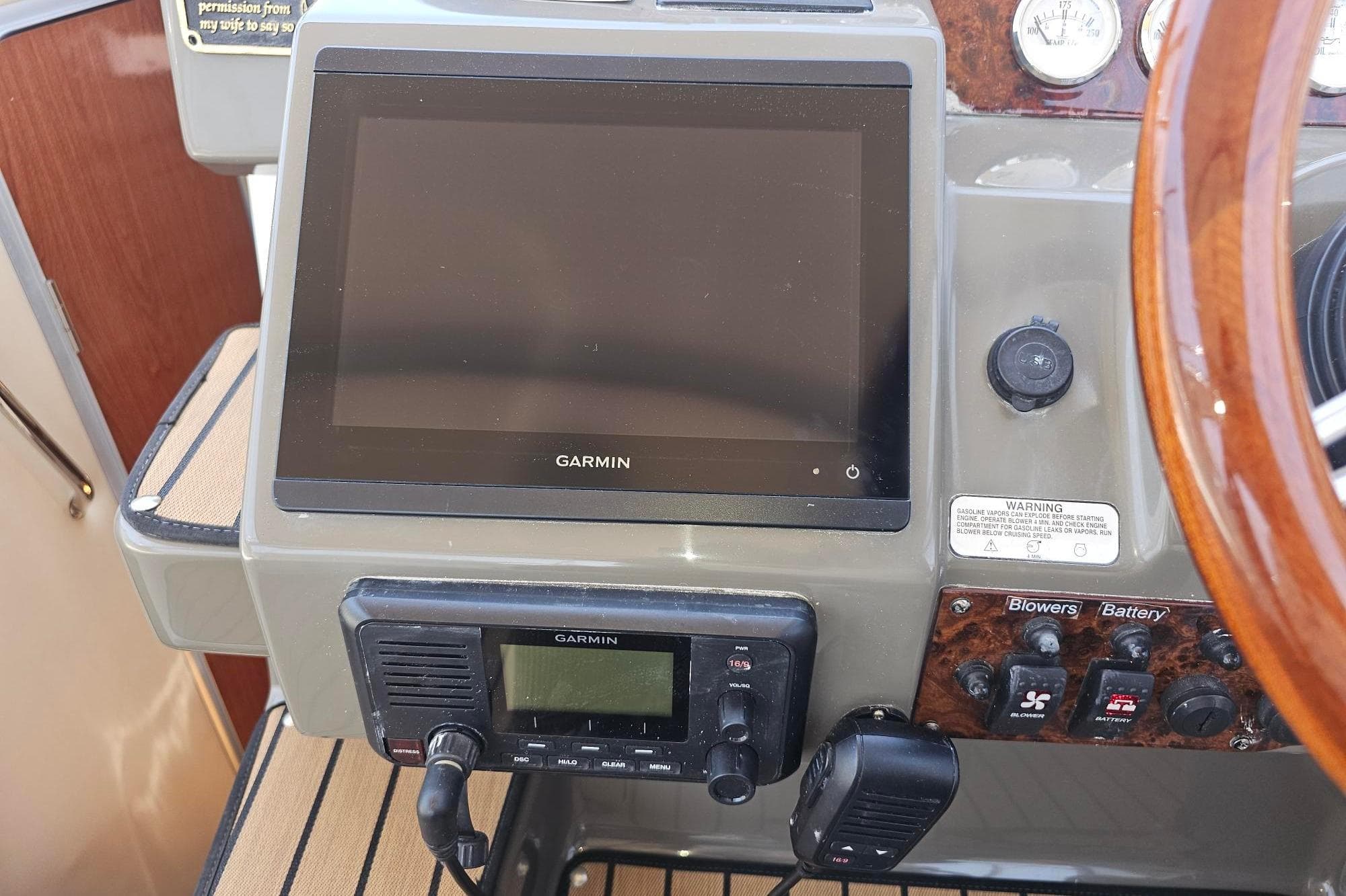 2009 Regal 2860 Window Express dashboard with Garmin navigation system and controls.