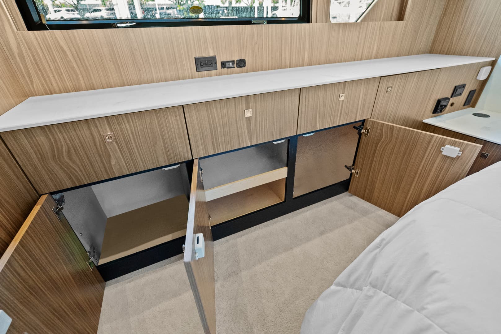 2025 Cruisers Yachts 50 Cantius - Image 52