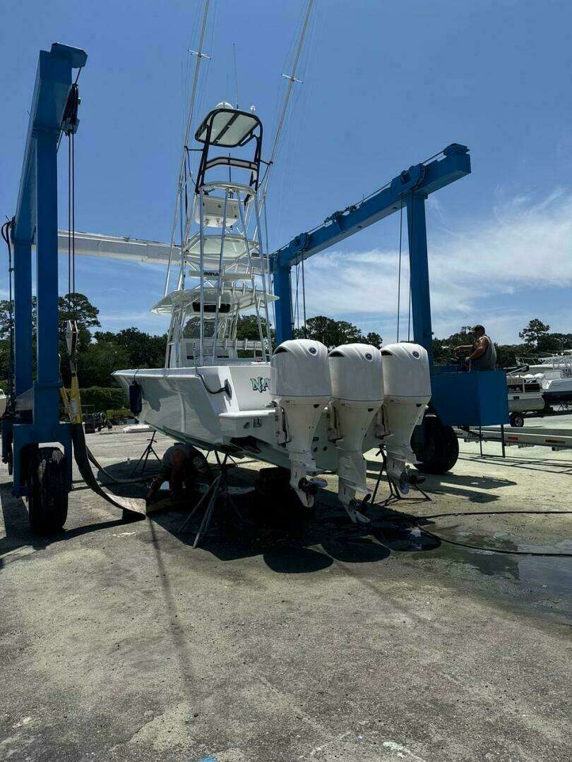 2012 Contender 39 ST - Image 11