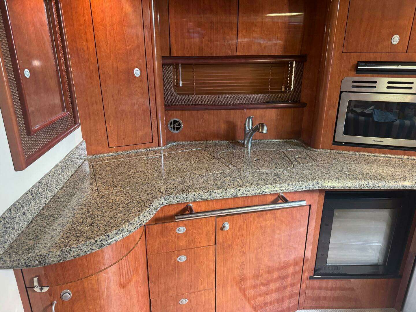 2005 Sea Ray Sundancer - Image 14
