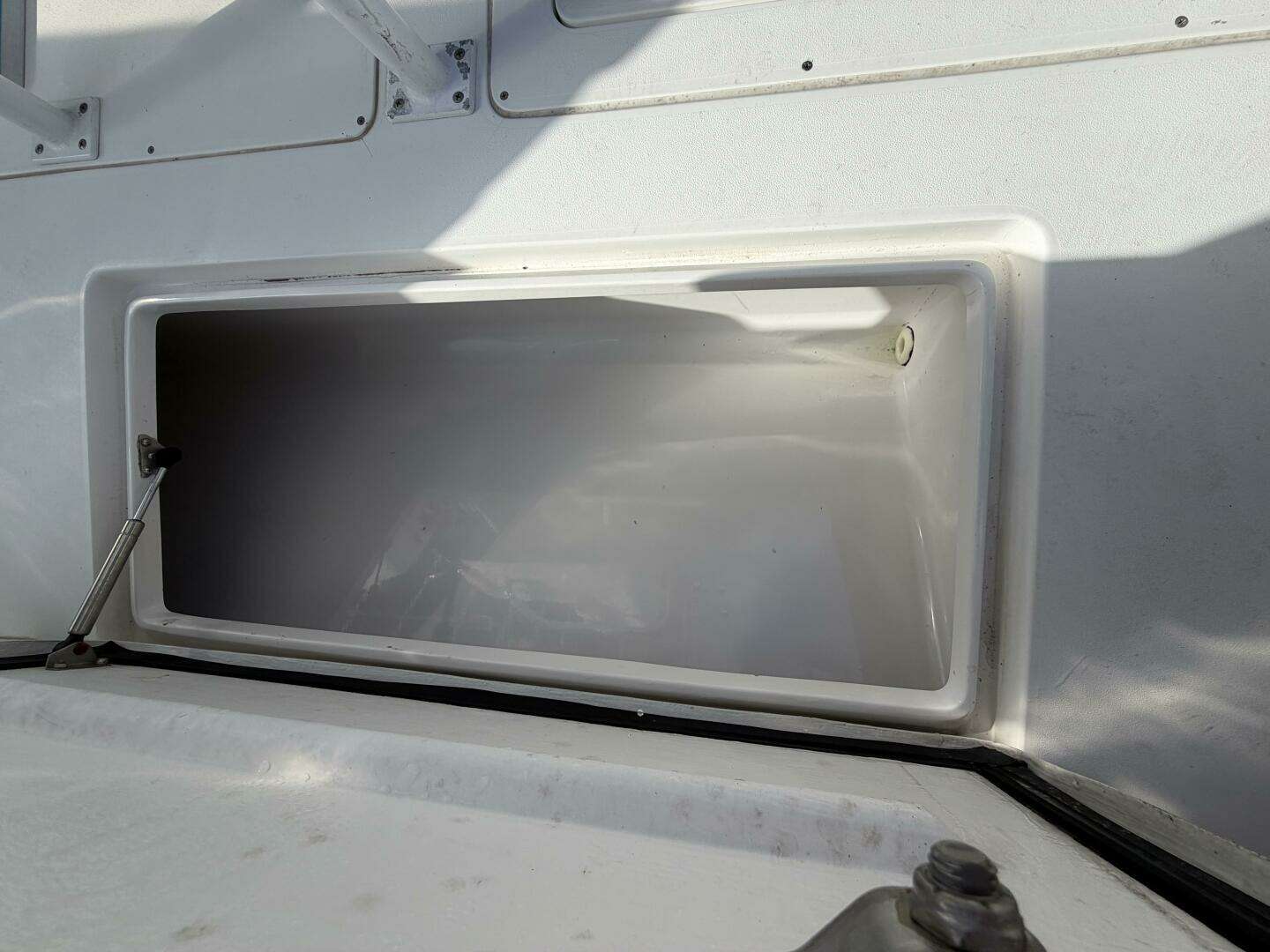 2003 Intrepid 310 - Image 49