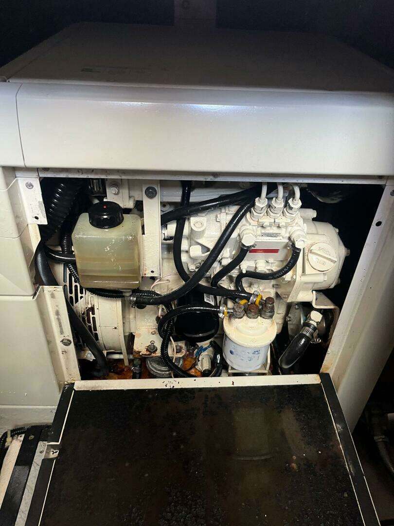 2000 Carver 396 Motor Yacht - Image 37