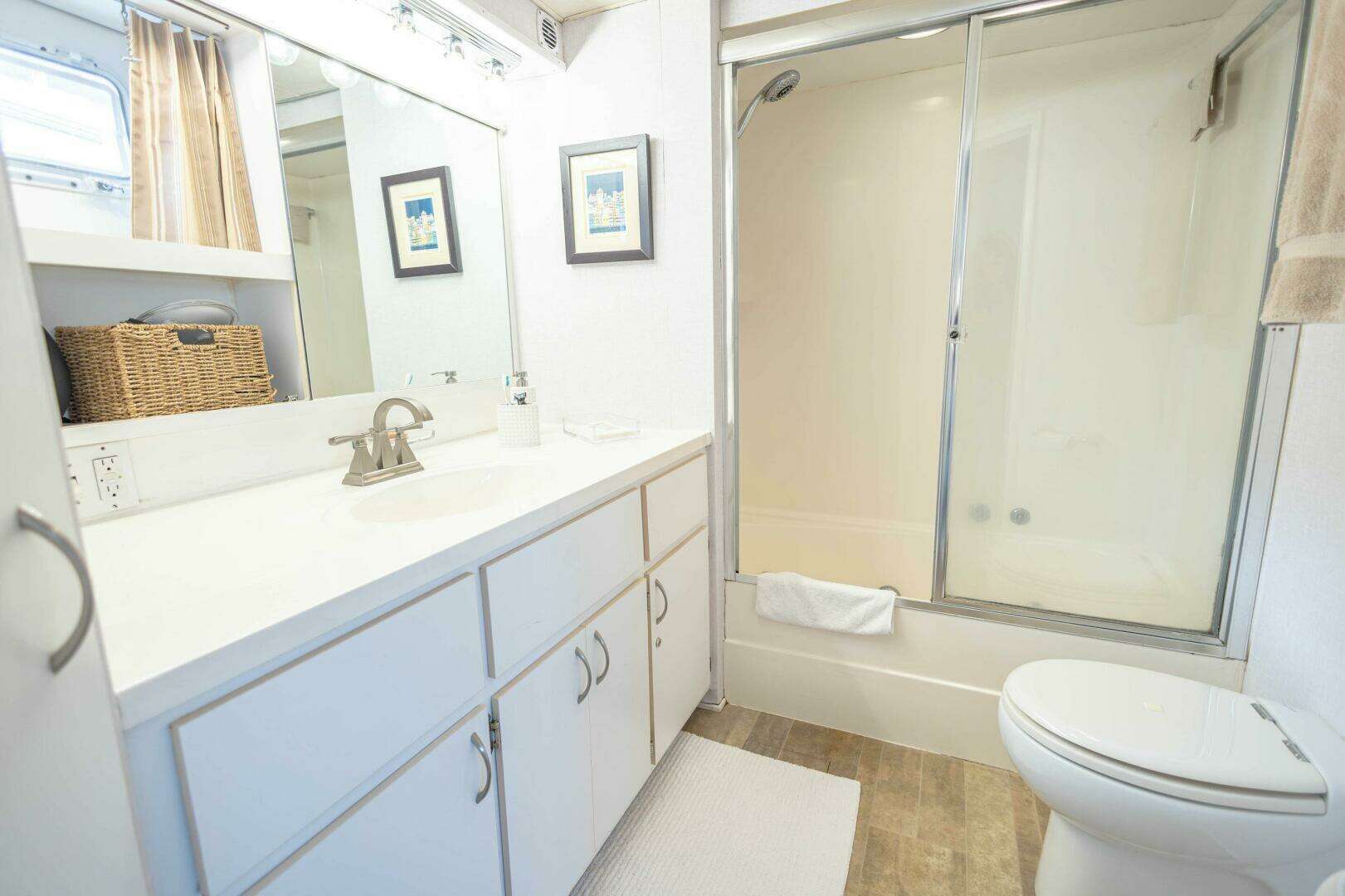 1989 Hatteras Cockpit Motor Yacht - Image 24
