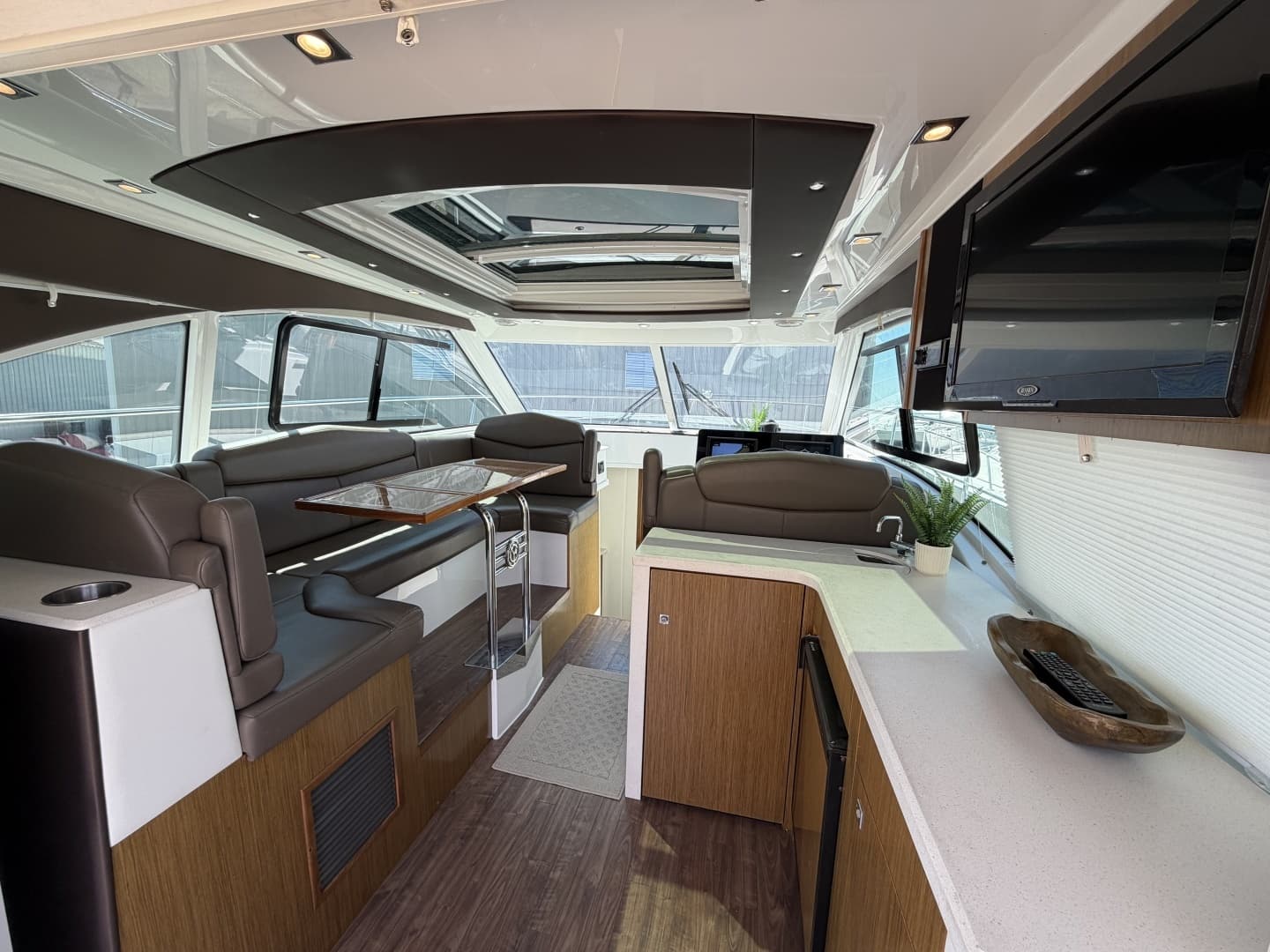 2016 Cruisers Yachts 41 Cantius - Image 12