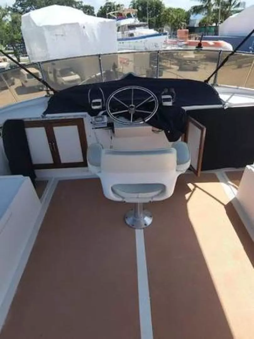 1989 Heritage East Sundeck Trawler - Image 7