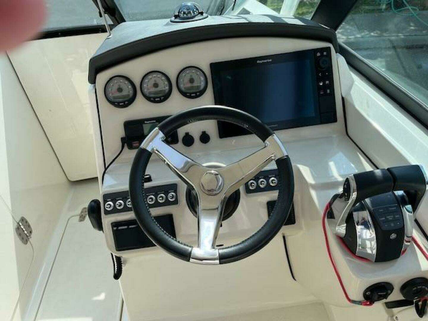 2018 Boston Whaler 270 Vantage - Image 23