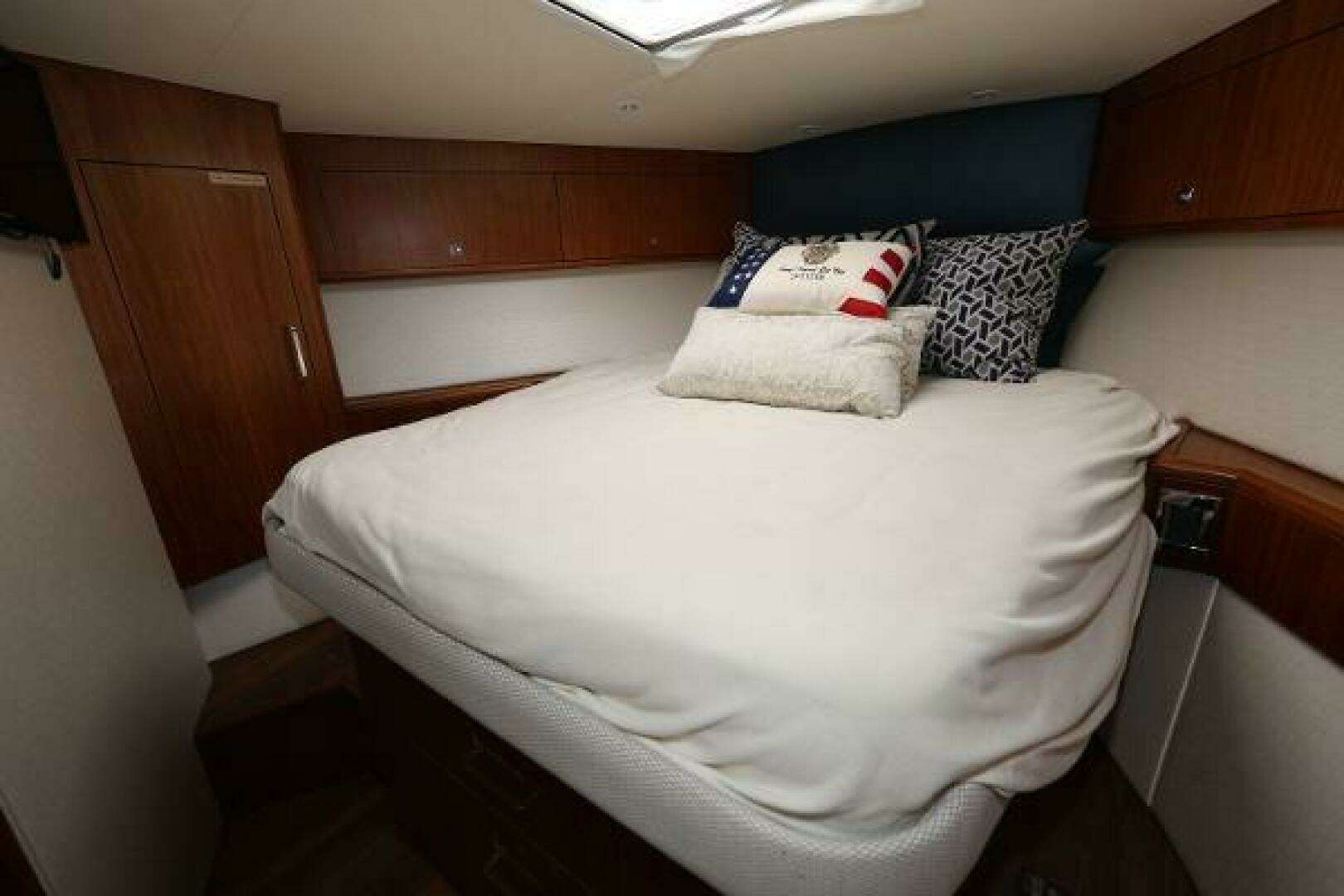 2018 Hatteras 45 Express Sportfish - Image 8
