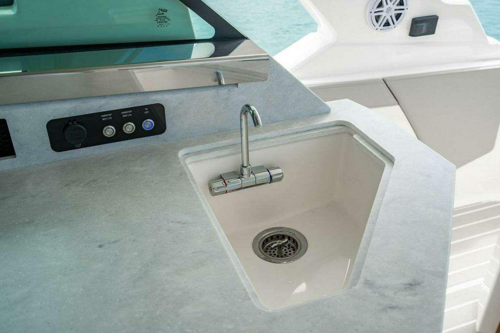 2025 Tiara Yachts 48 LS - Image 30