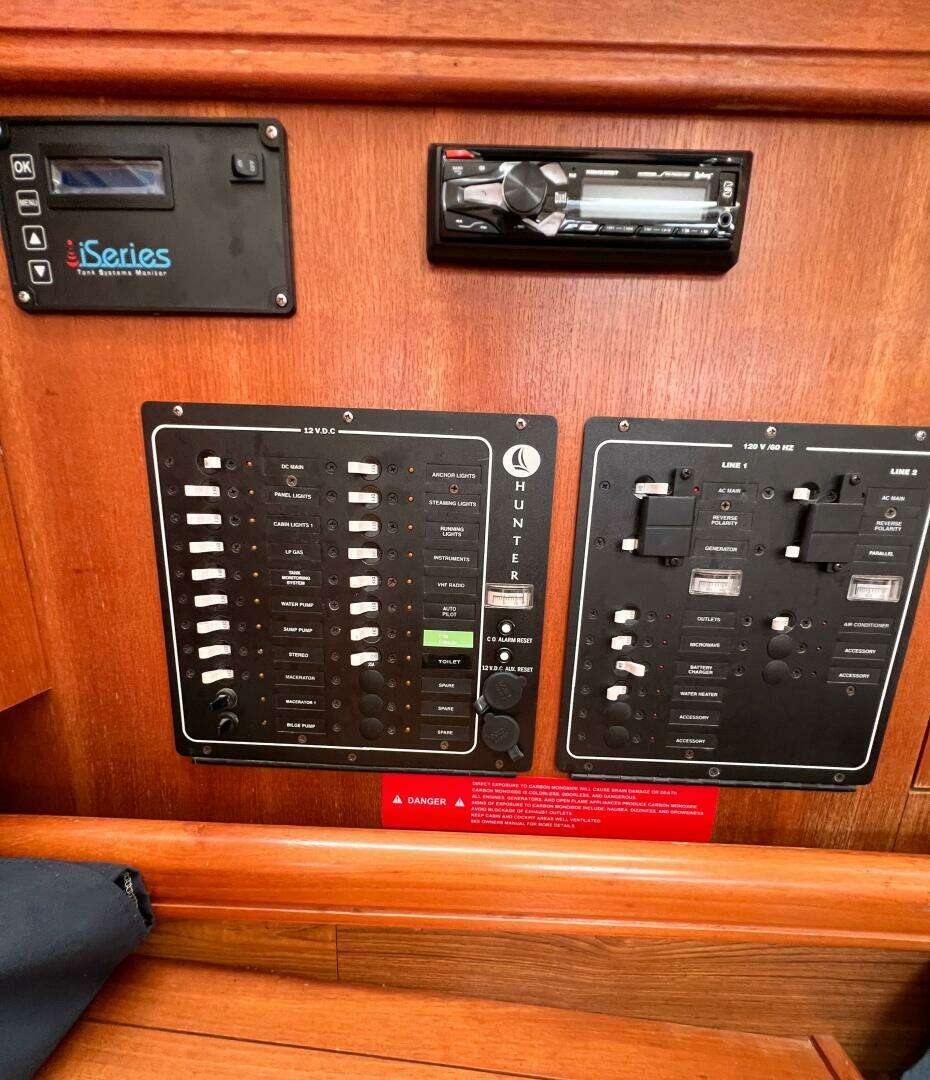 2002 Hunter 356 - Image 34
