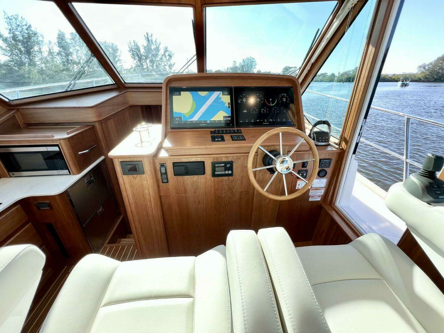 2027 Sabre 43 Salon Express - Image 12