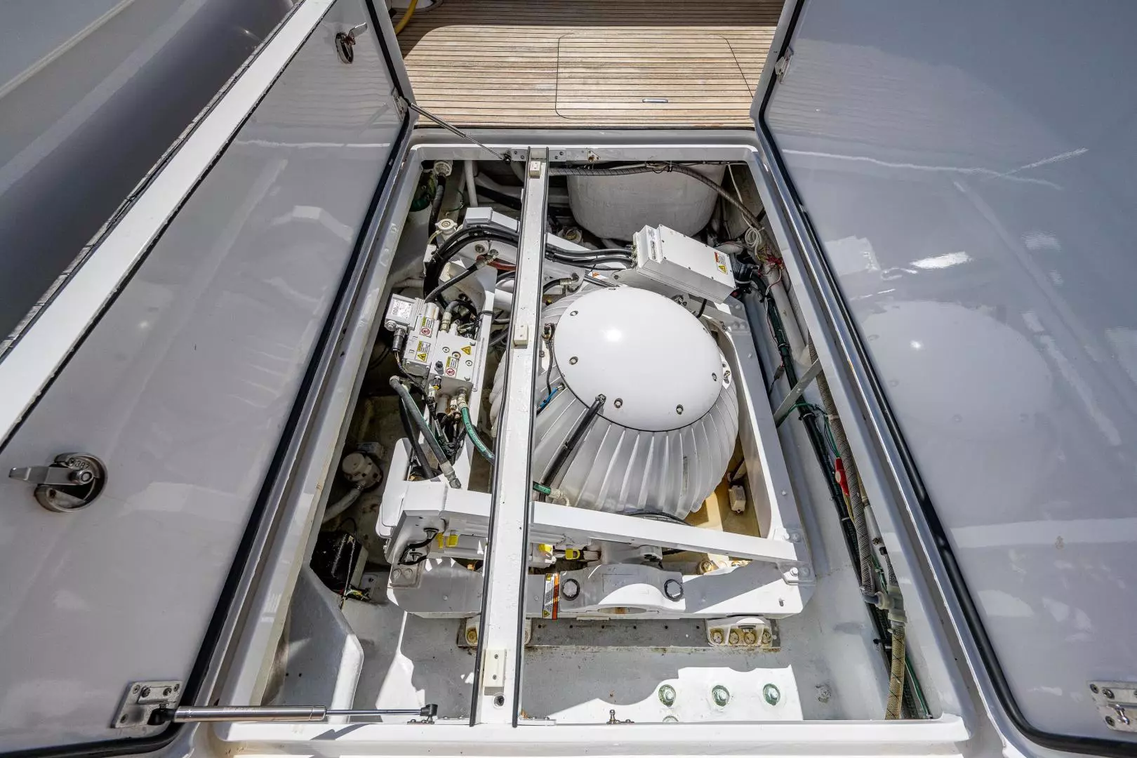2005 Viking 74 Convertible - Image 52