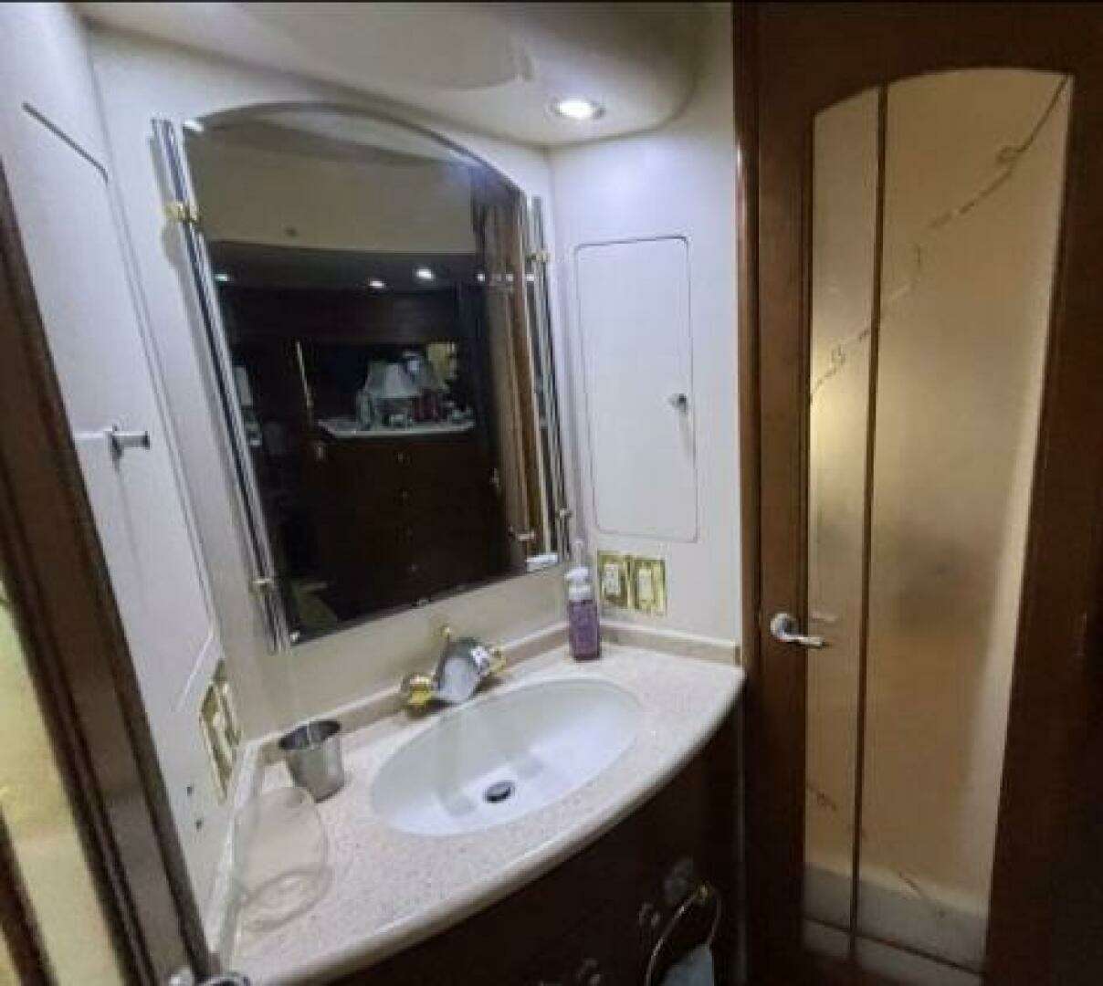 1998 Carver 530 Voyager - Image 35