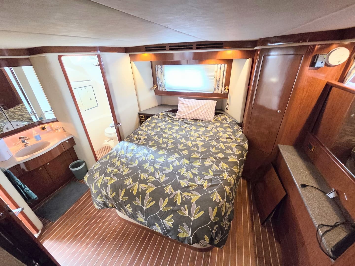 2002 Sea Ray 480 Motor Yacht - Image 14