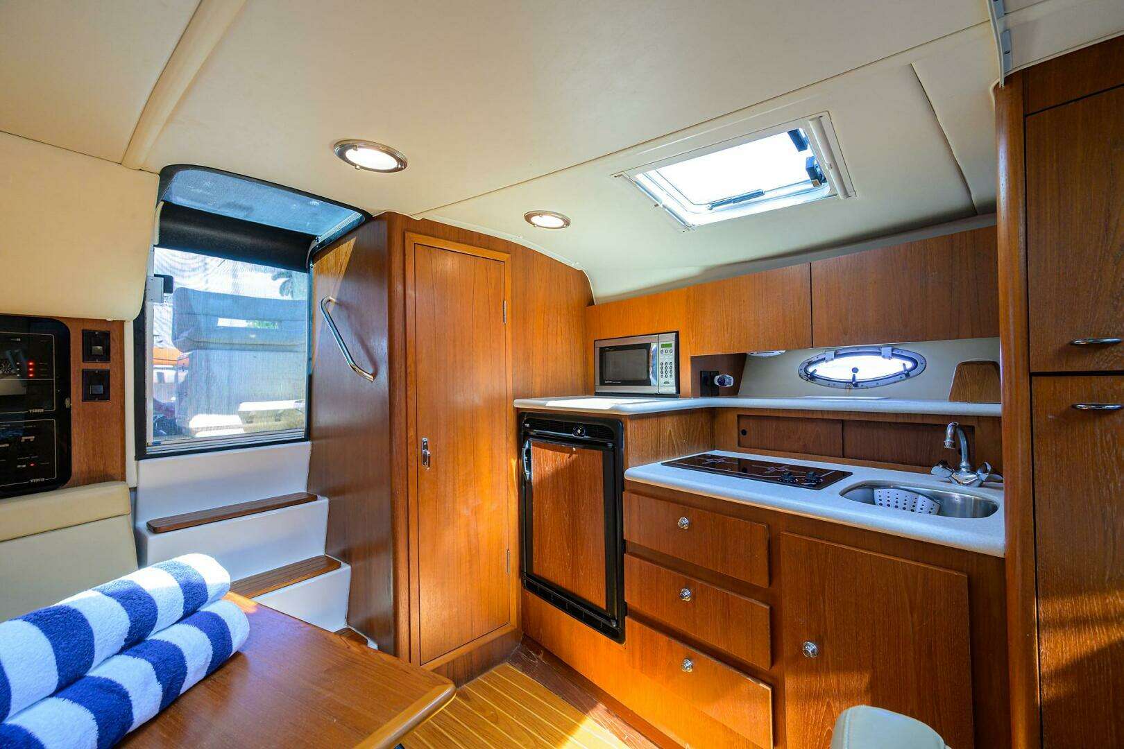 2002 Tiara Yachts 3100 LE - Image 8
