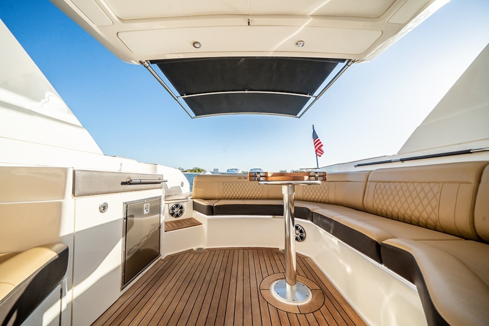 2023 Sea Ray SLX 350 Outboard - Image 23