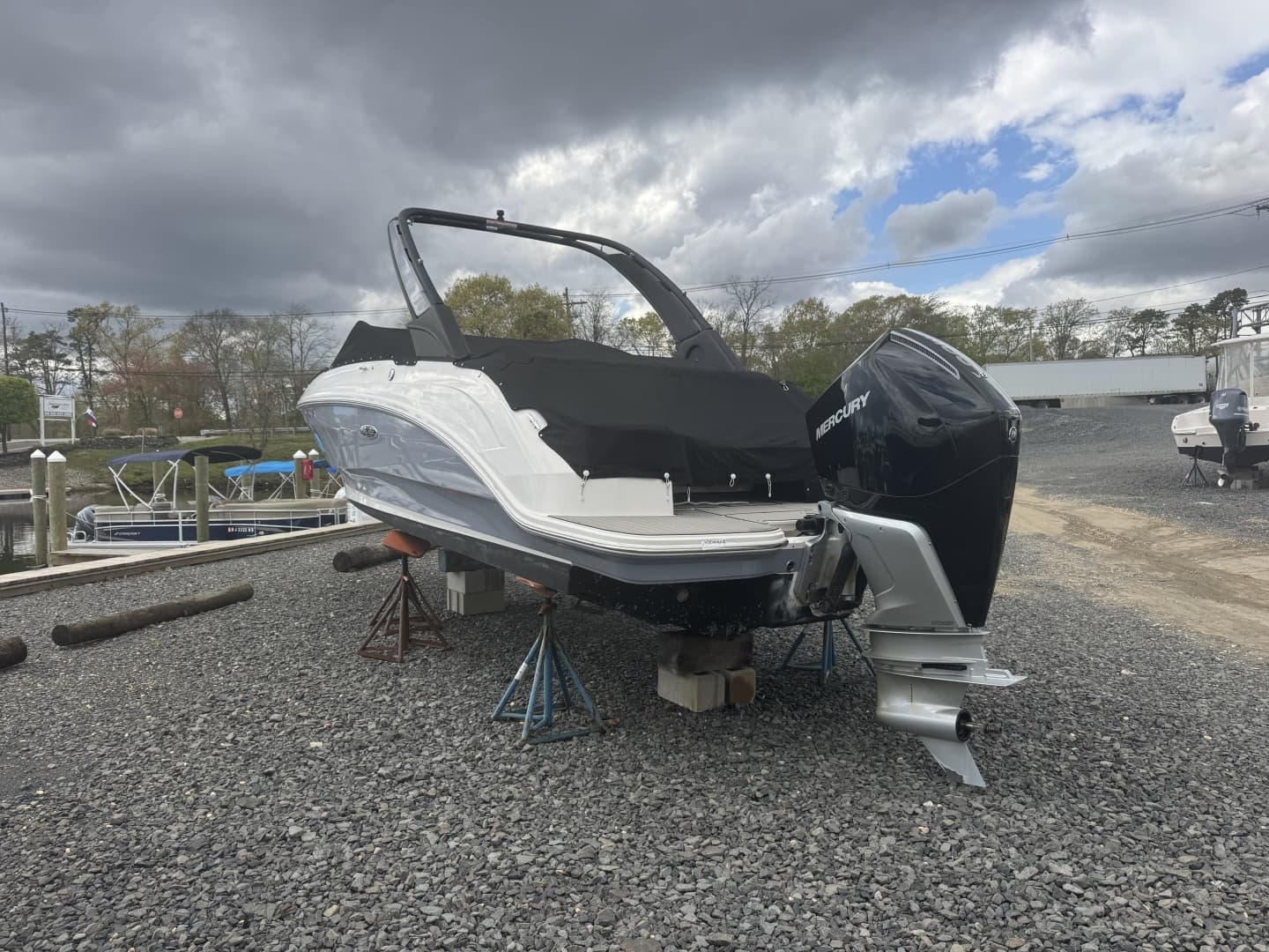 2024 Sea Ray SDX 250 Outboard - Image 3
