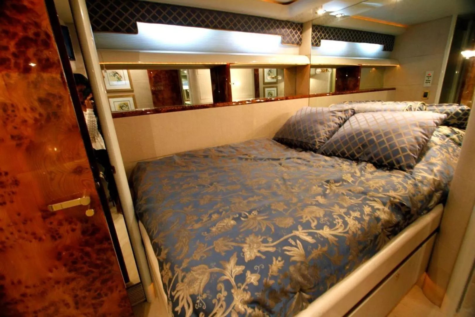 1996 Lazzara Yachts GRAND SALON - Image 6