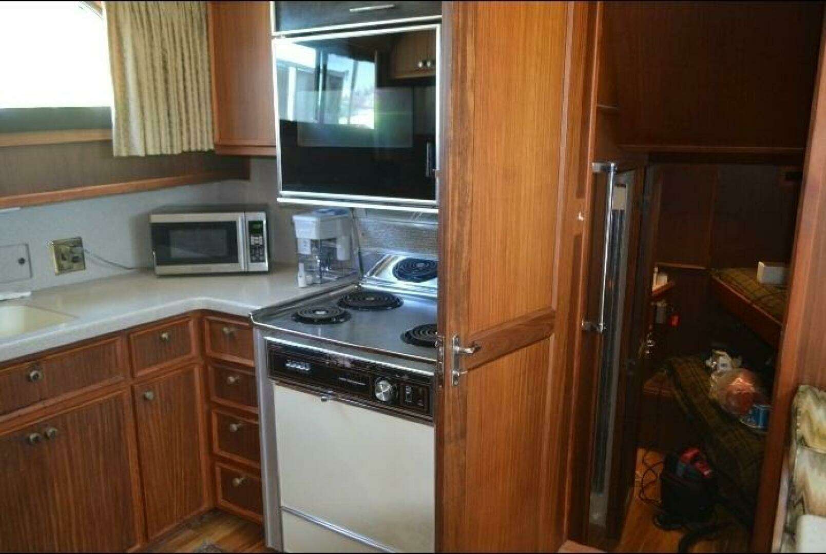 1984 Hatteras 53 Extended Deck Motor Yacht - Image 17